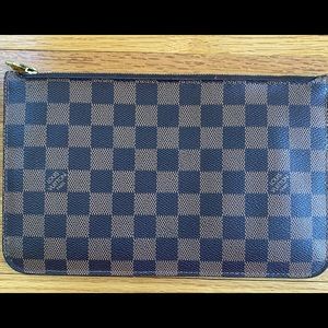 Louis Vuitton
Neverfull Mm/Gm Pouch Damier Ebene